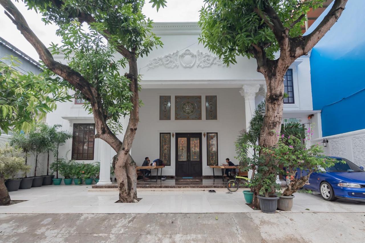 Family Homestay Syariah Cirebon Mitra Reddoorz Exterior foto